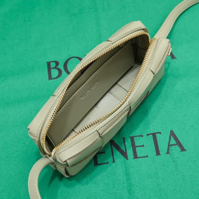 Batch 1120 Lazy and casual is the ultimate meaning of relaxation. Brick cassette has a unique quiet power, which is fashionable without losing aura🧩Classic weaving and neutral style can create a casual and high-end texture. The shoulder strap is adjustable and can be worn on one shoulder or under the armpit, and can be worn as a crossbody at will. Although it is a small size, it can actually hold a lot of belongings, and it is also very light~ This travertine green version of mine feels like it has given spring new vitality🍃 I will grab the versatile item first! Style number: 6816# Size: 18*9*3.5cm
